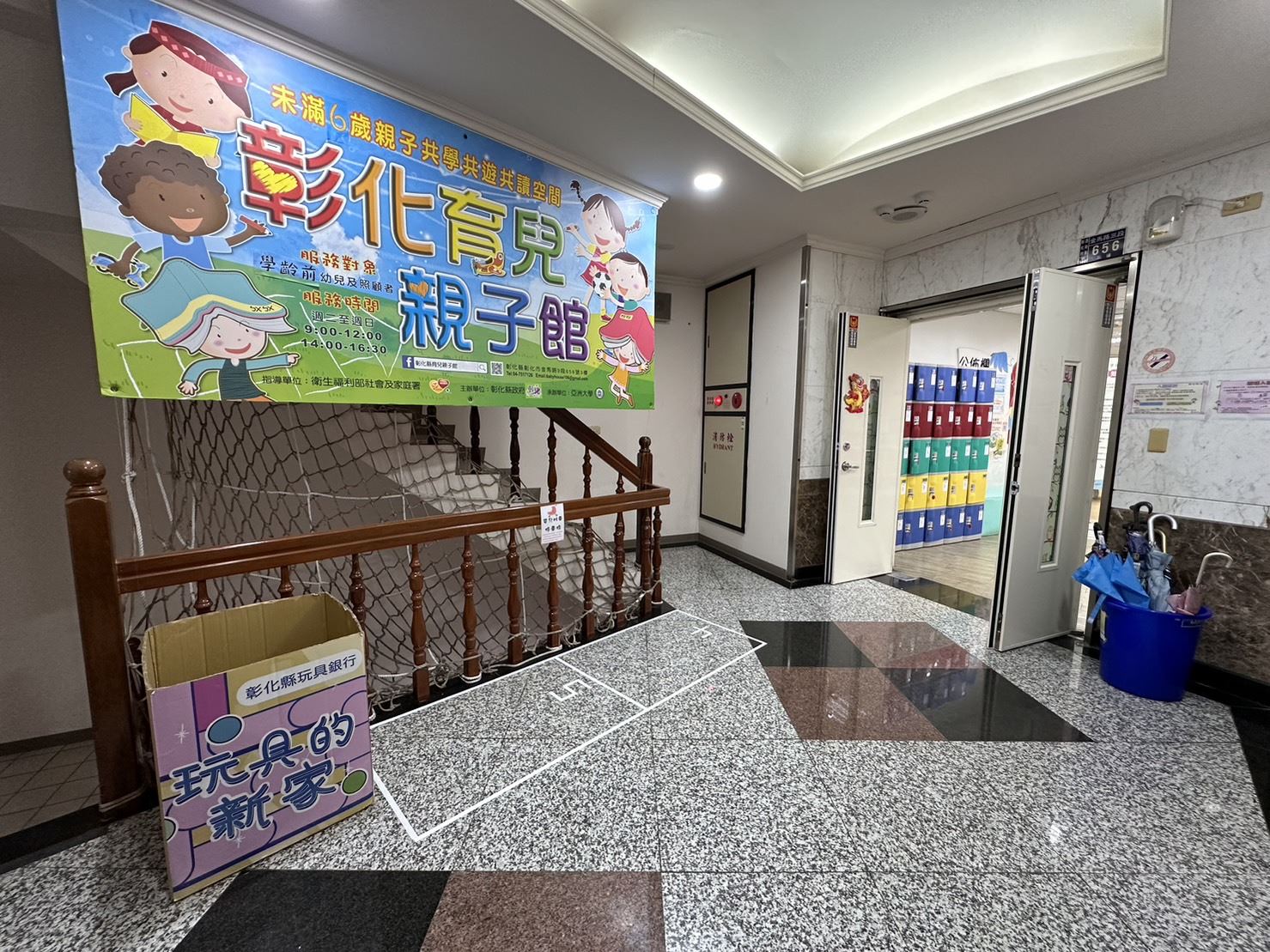 4.親子館入口處，可以停放娃娃車.jpg
