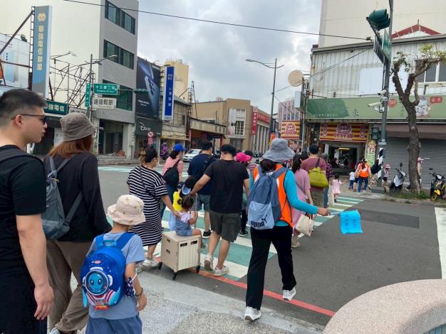 過馬路要小心喔！