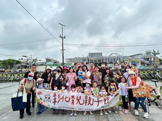出發前在火車站前合影