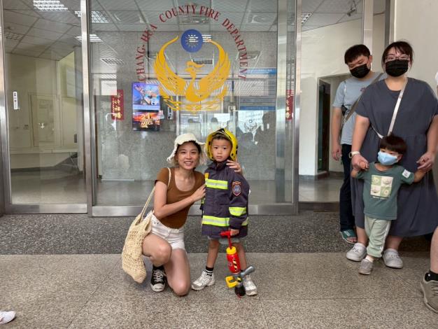 小小消防員－試穿消防衣