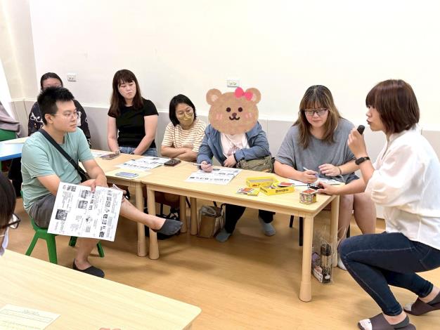 講師介紹桌遊使用方式