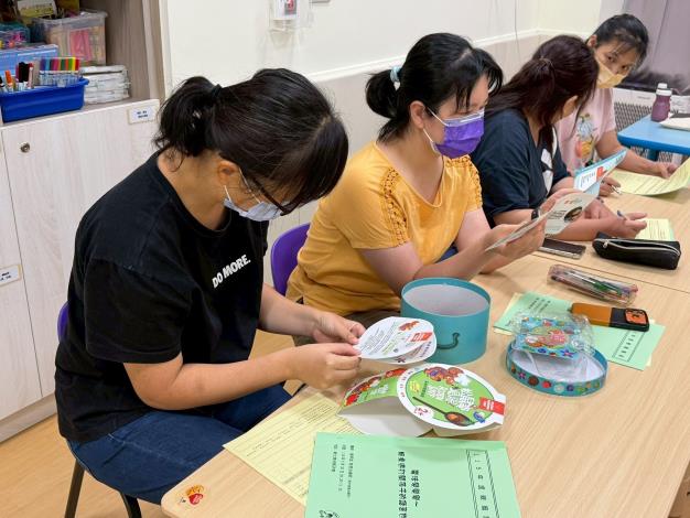 參與者認真觀察、研究